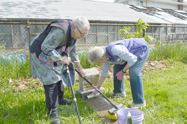 Volunteers Turn Out to Spruce Up Chesed Shel Emeth Cemetery