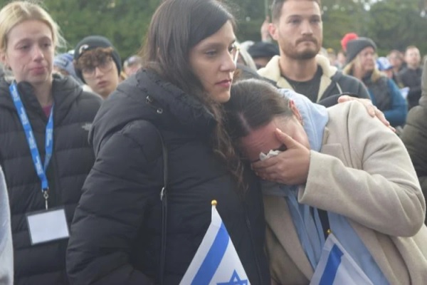 2,000 Show Support for Israel During Rally at Federation