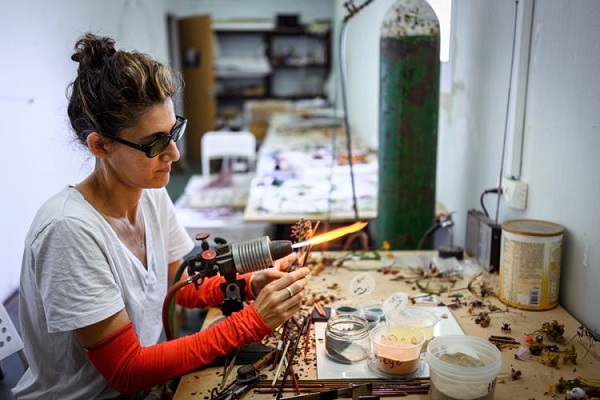 Israeli Glass Artist Kaffeman Showcased at Federation, CIA